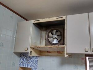 新潟キッチン取付け隊　プロペラファンフード取替　施工前 